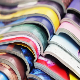 photo d'une pile de livres ouvert empilés