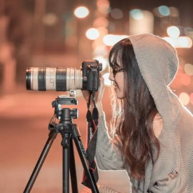 photo d'une fille en train de photographier de nuit