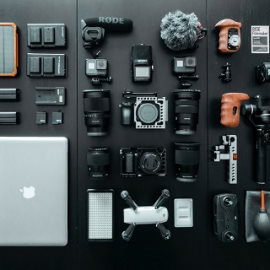Un ensemble de produits technologiques sur une table