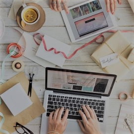 une personne qui travaille sur un ordinateur portable et une autre sur une tablette